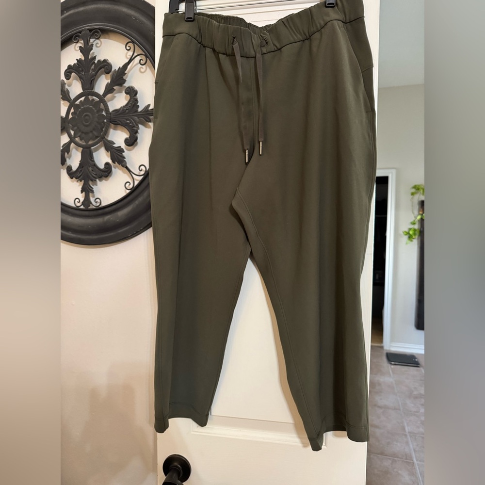 LULULEMON On the Fly Crop Woven 23" in Dark Olive